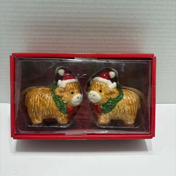 Christmas Highland Cow Salt and Pepper Shakers Cow Wreath Santa Hat - Picture 1 of 3